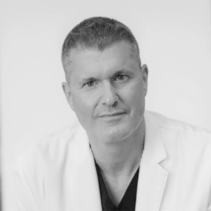 Dr. Karl Schwarz MD FRCS(C) Chirurgien plasticien Fondateur et directeur médical de Clinique-K